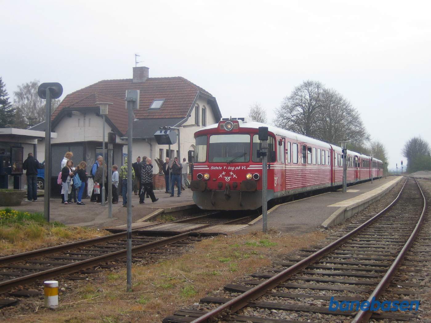 Y-toget er kommet til Gislinge, hvor der er et kort ophold for fotograferne Y-toget er kommet til Gislinge, hvor der er et kort ophold for fotograferne