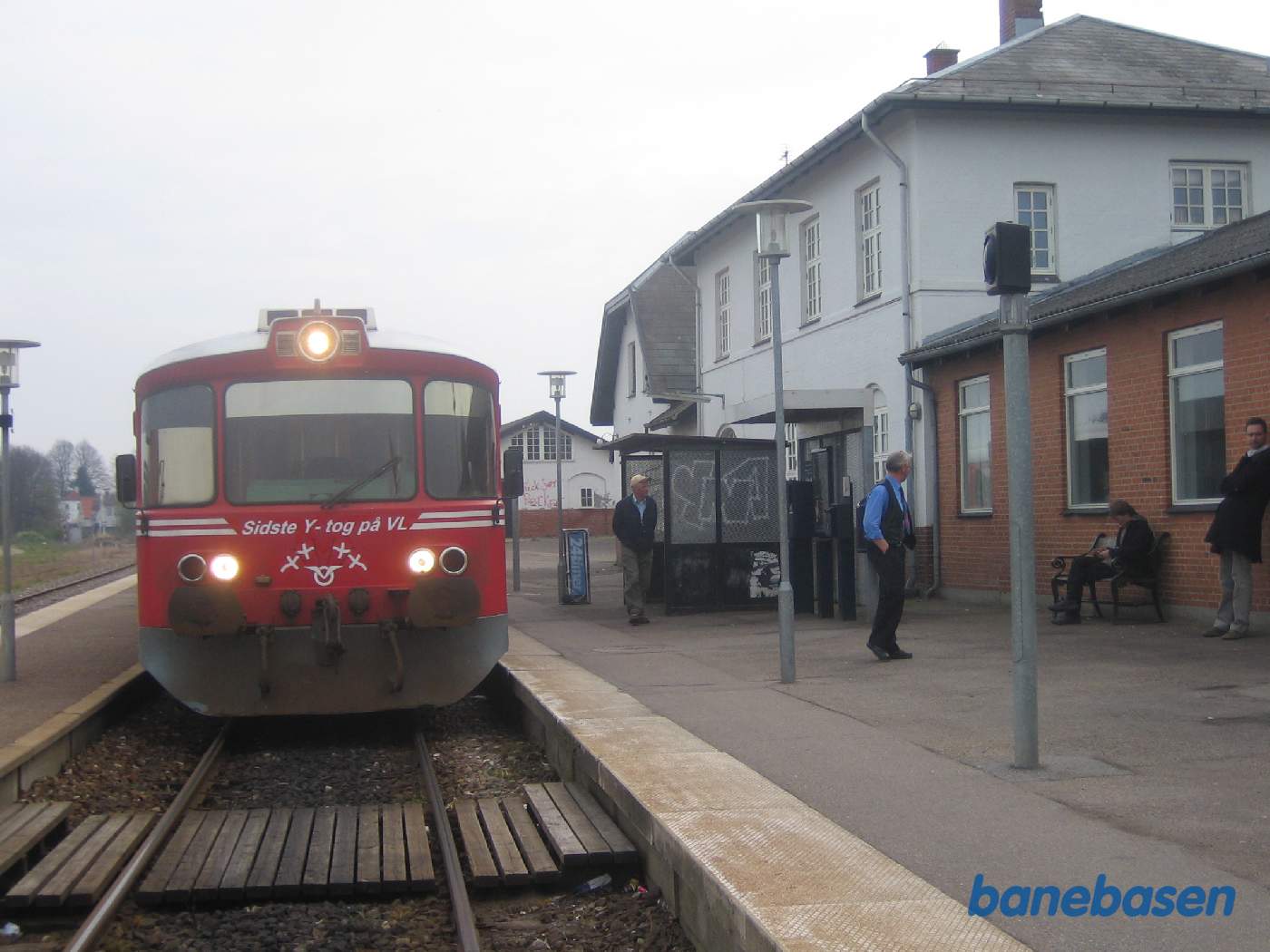 Y-toget er kommet til Svinninge, hvor der er et kort ophold for fotograferne