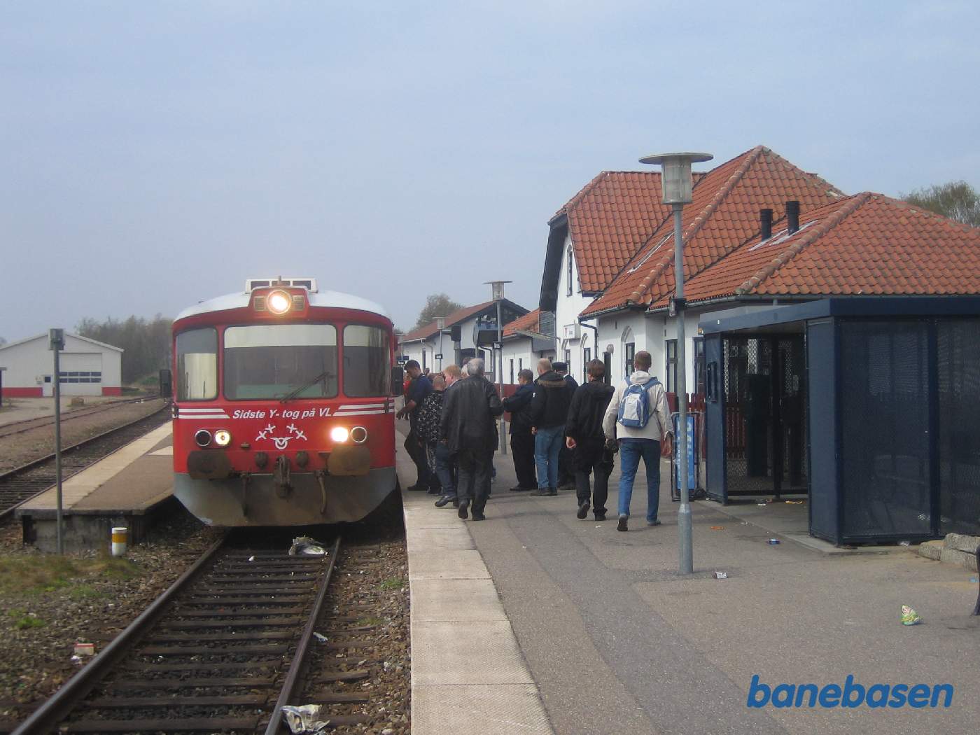 Y-toget er kommet til Asnæs, hvor der er et kort ophold for fotograferne