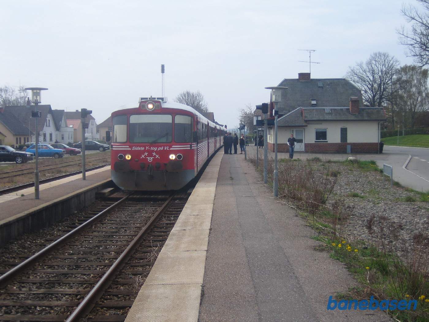 Y-toget er kommet til Vig, hvor der er et kort ophold for fotograferne