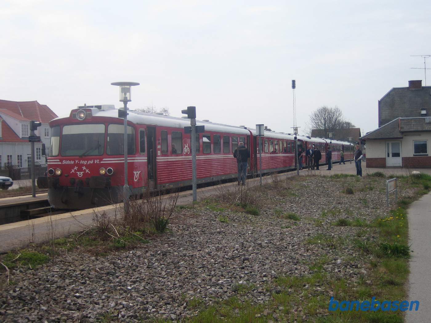 Y-toget er kommet til Vig, hvor der er et kort ophold for fotograferne