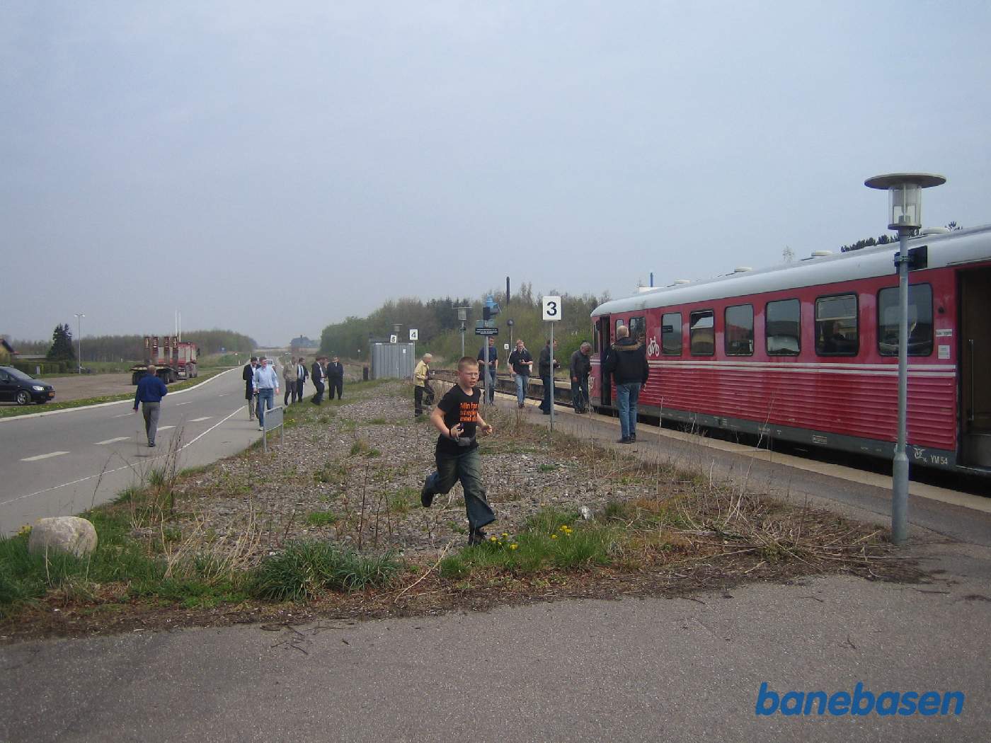Y-toget er kommet til Vig, hvor der er et kort ophold for fotograferne