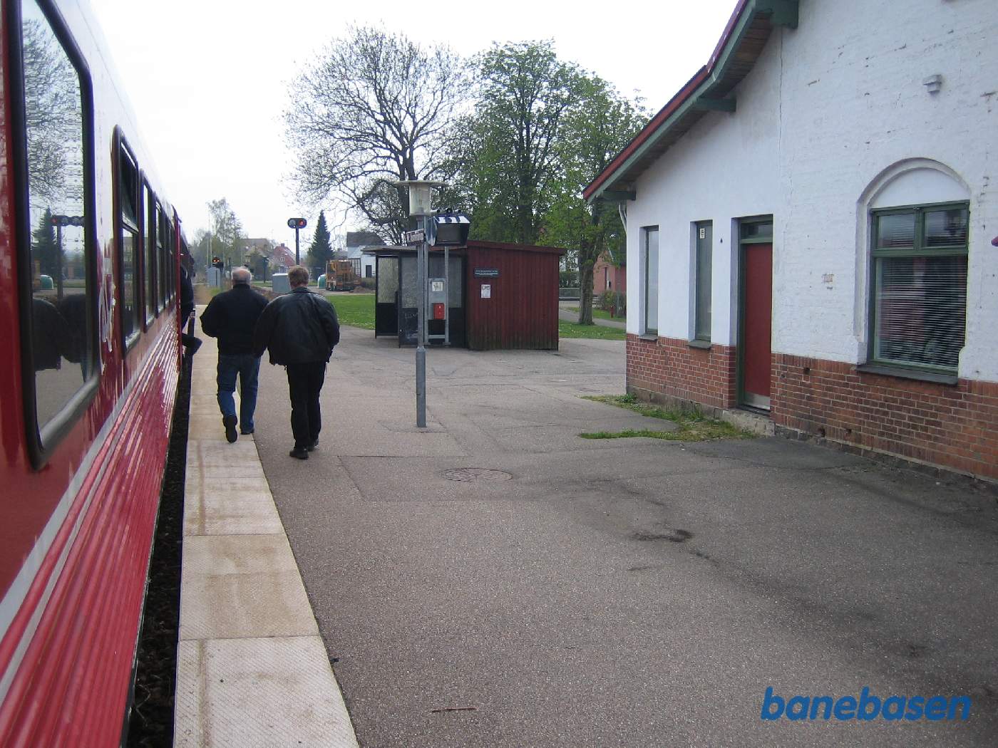 Y-toget er kommet til Nørre Asmindrup, hvor der er et kort ophold for fotograferne