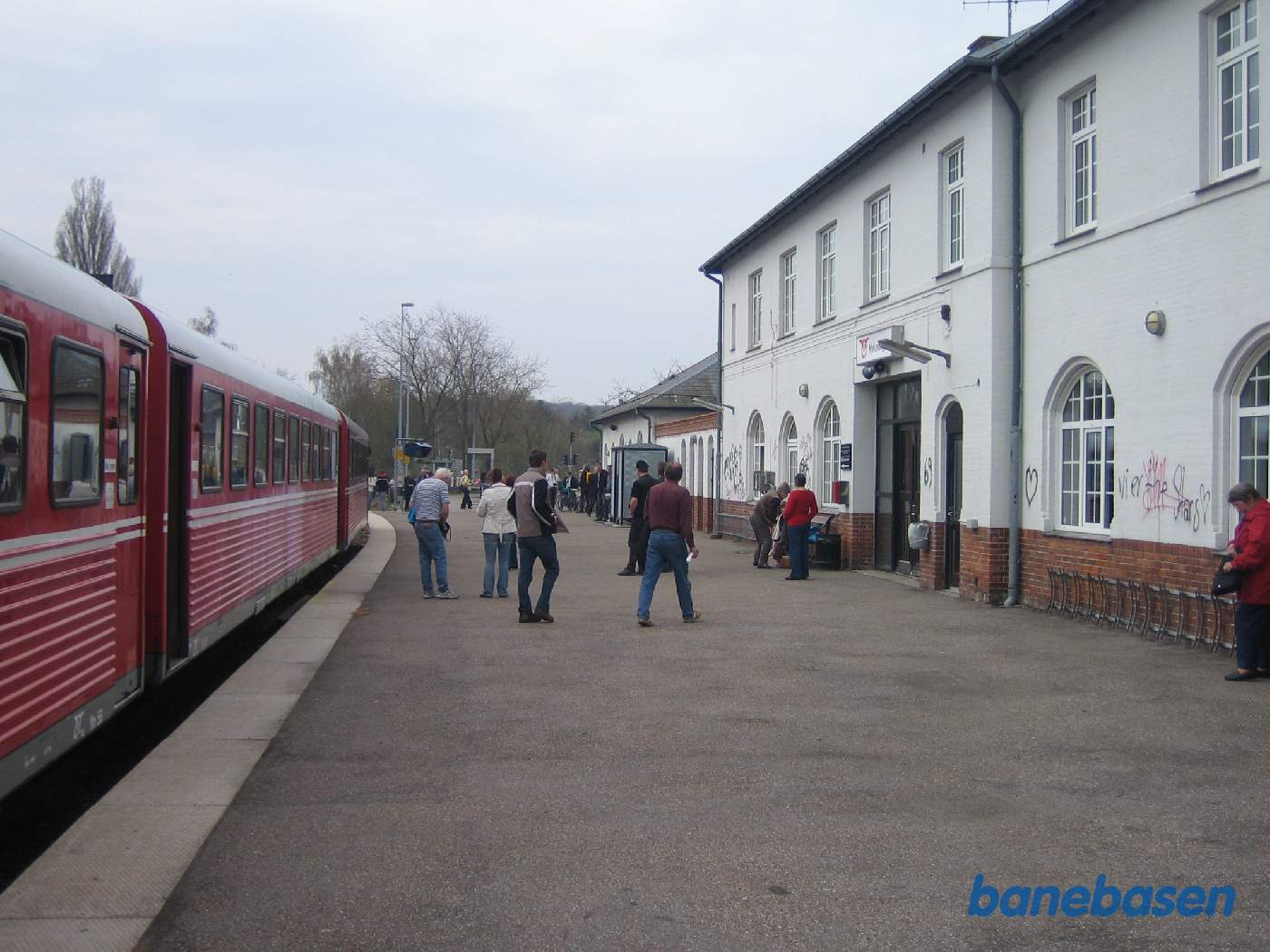 Nykøbing Sjælland, toget kører ikke længere. Stationsbygningen til højre
