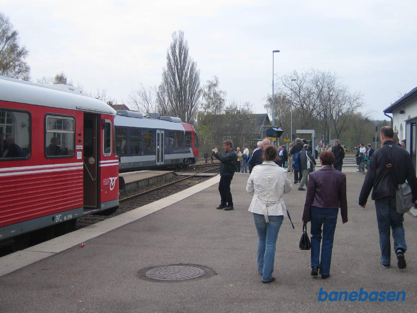 Et lint-togsæt kører ud af stationen