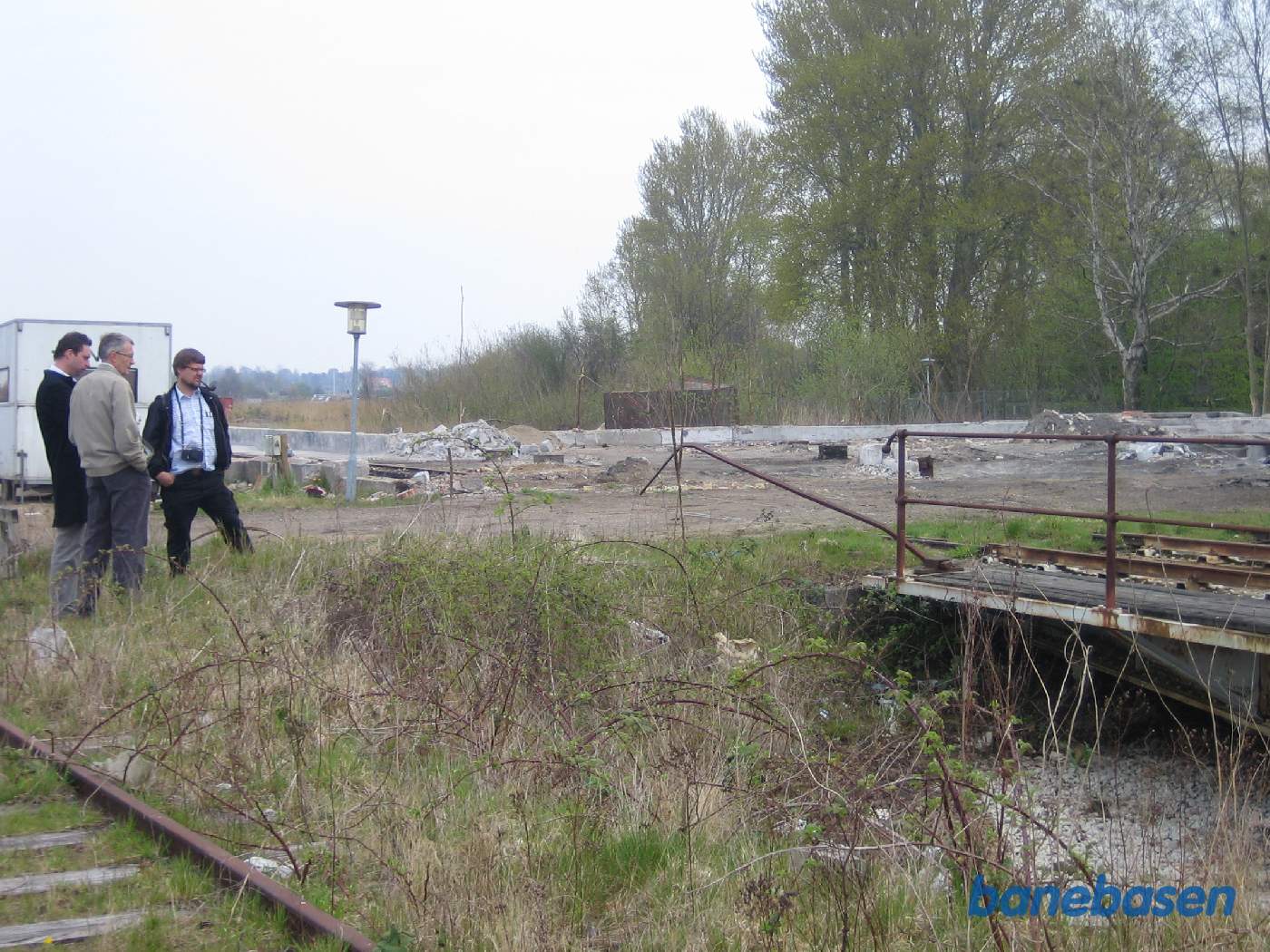 Gæster kigger på drejeskiven og fundaments resterne efter remisen til venstre Gæster kigger på drejeskiven og fundaments resterne efter remisen til venstre