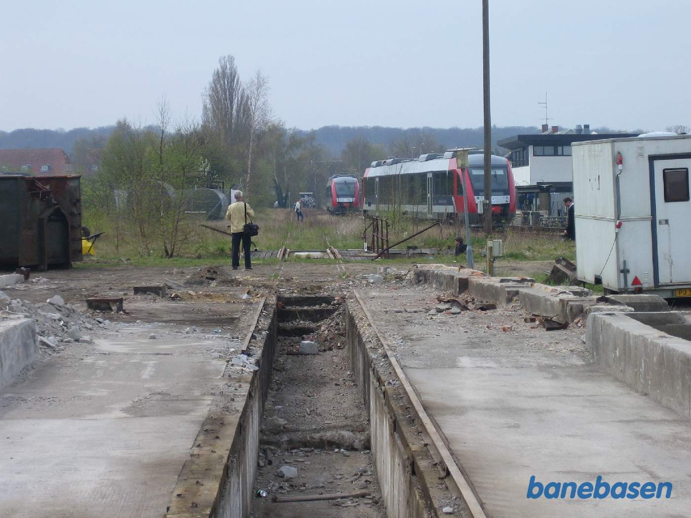 Gæster kigger på drejeskiven og fundaments resterne efter remisen, graven ses midt i billedet