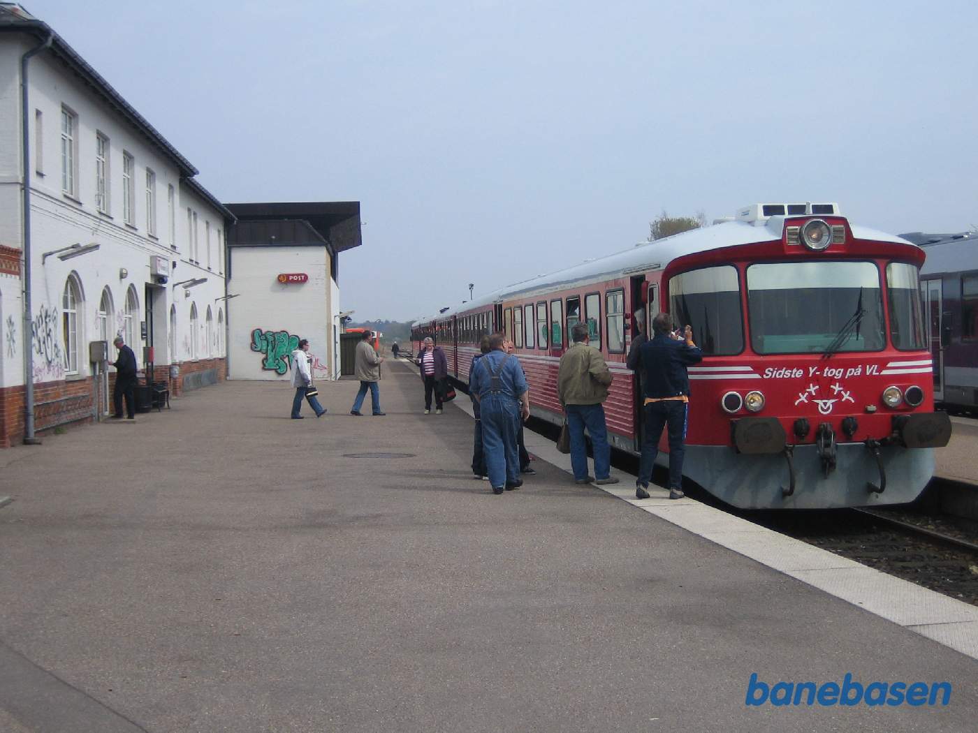 Y-toget holder ved perron Y-toget holder ved perron