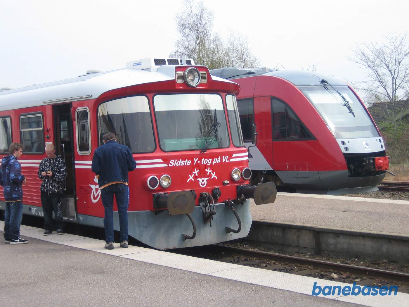 Y-toget holder ved perron