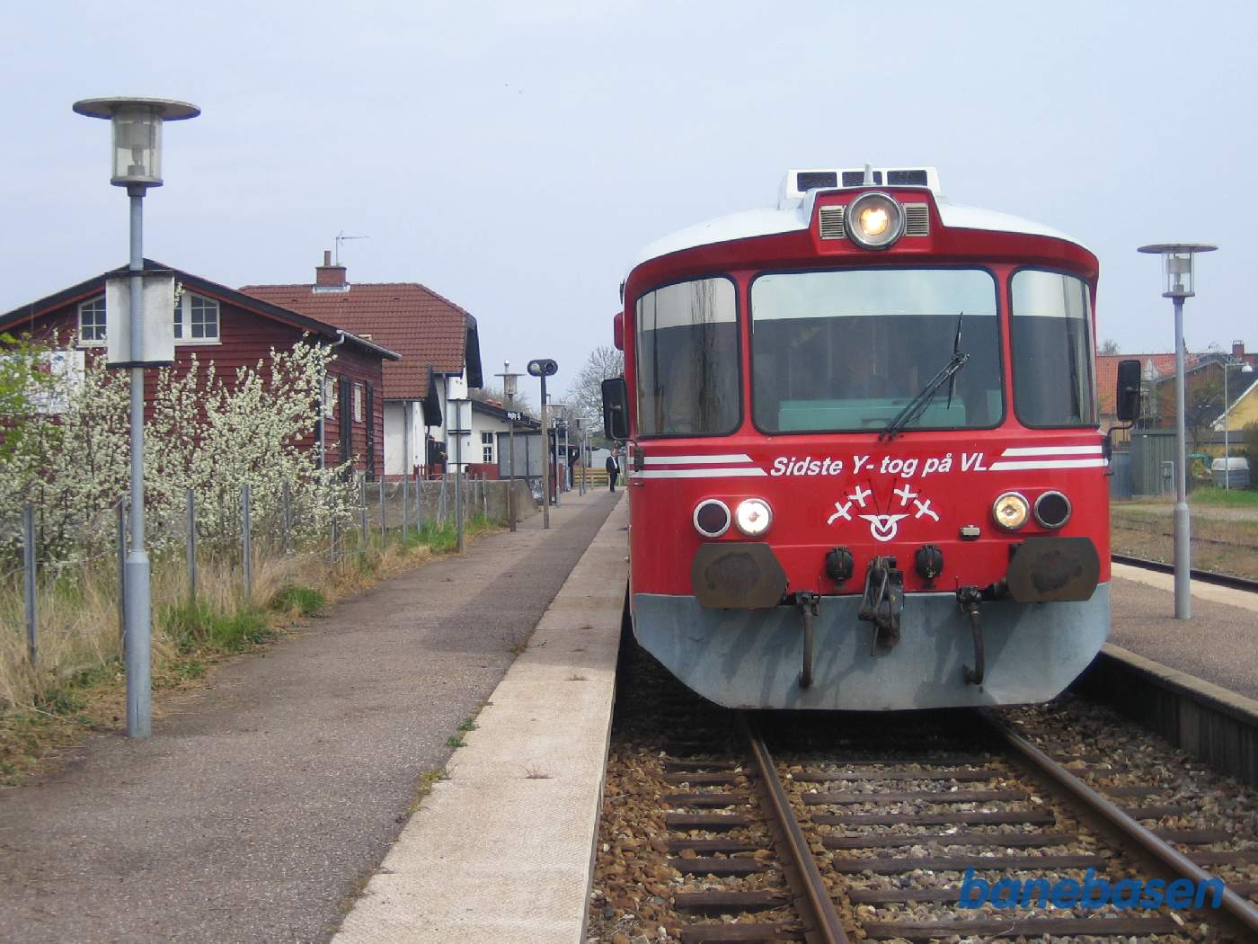 Y-toget er kommet til Højby, hvor der er et kort ophold for fotograferne