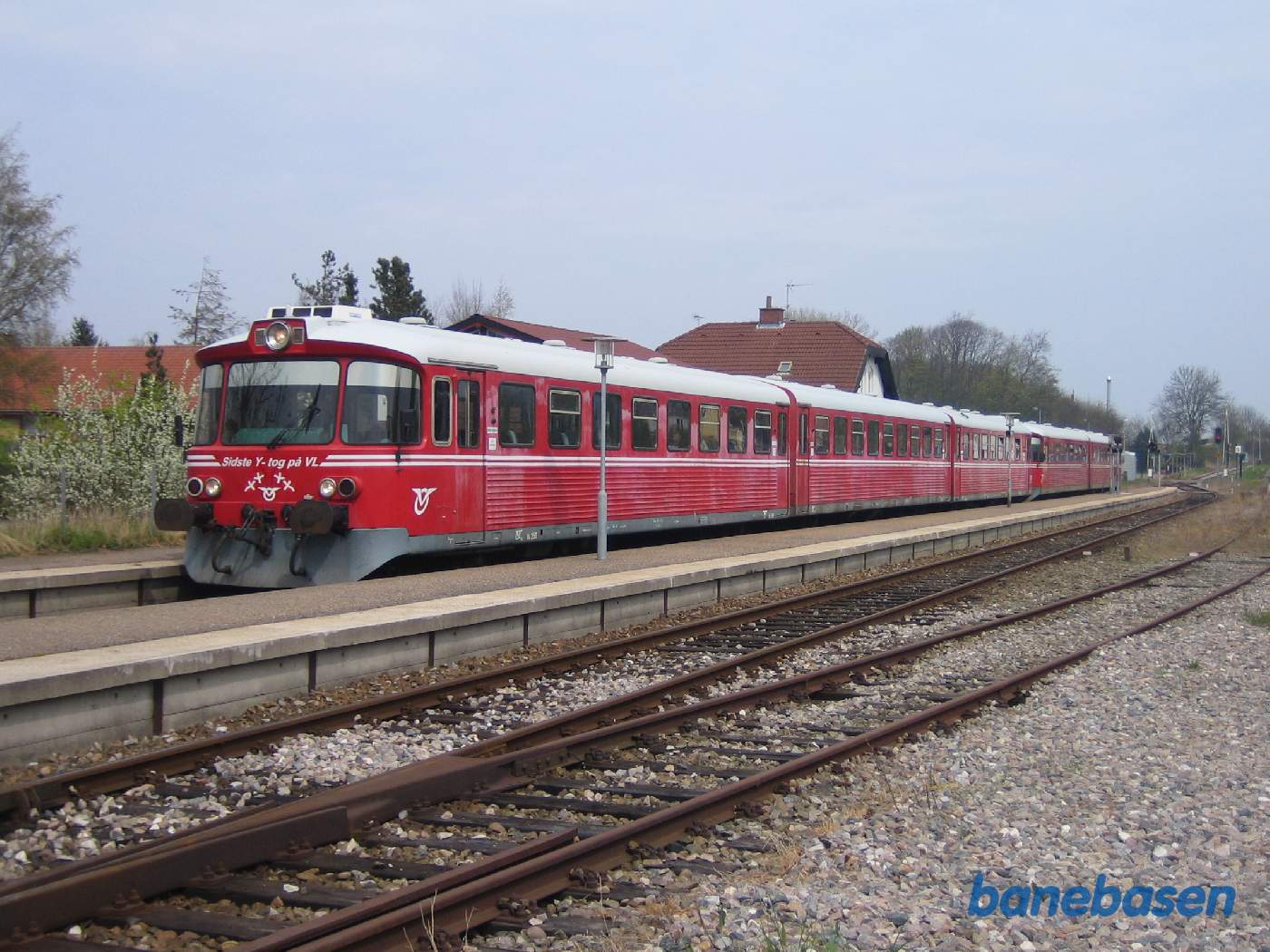 Y-toget er kommet til Højby, hvor der er et kort ophold for fotograferne Y-toget er kommet til Højby, hvor der er et kort ophold for fotograferne