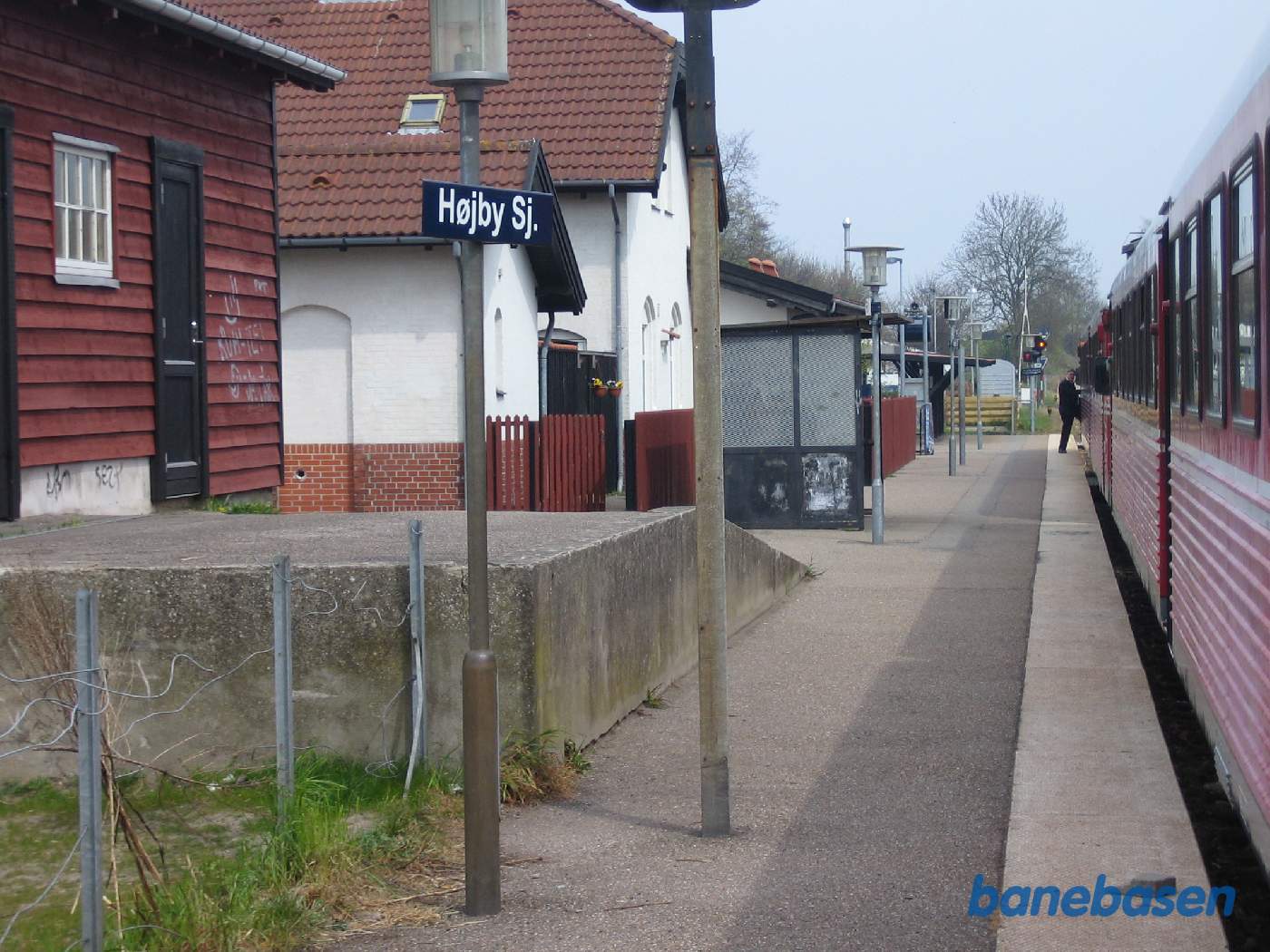 Y-toget er kommet til Højby, hvor der er et kort ophold for fotograferne