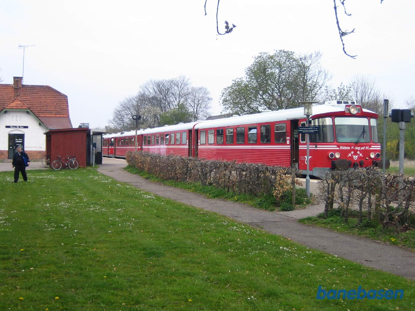 Y-toget er kommet til Nørre Asmindrup, hvor der er et kort ophold for fotograferne