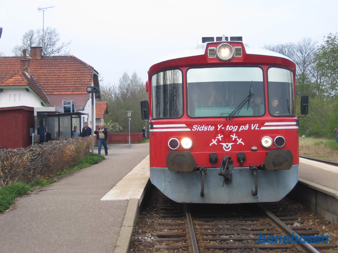 Y-toget er kommet til Nørre Asmindrup, hvor der er et kort ophold for fotograferne Y-toget er kommet til Nørre Asmindrup, hvor der er et kort ophold for fotograferne