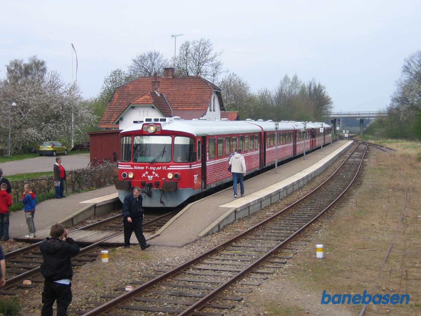 Y-toget er kommet til Nørre Asmindrup, hvor der er et kort ophold for fotograferne