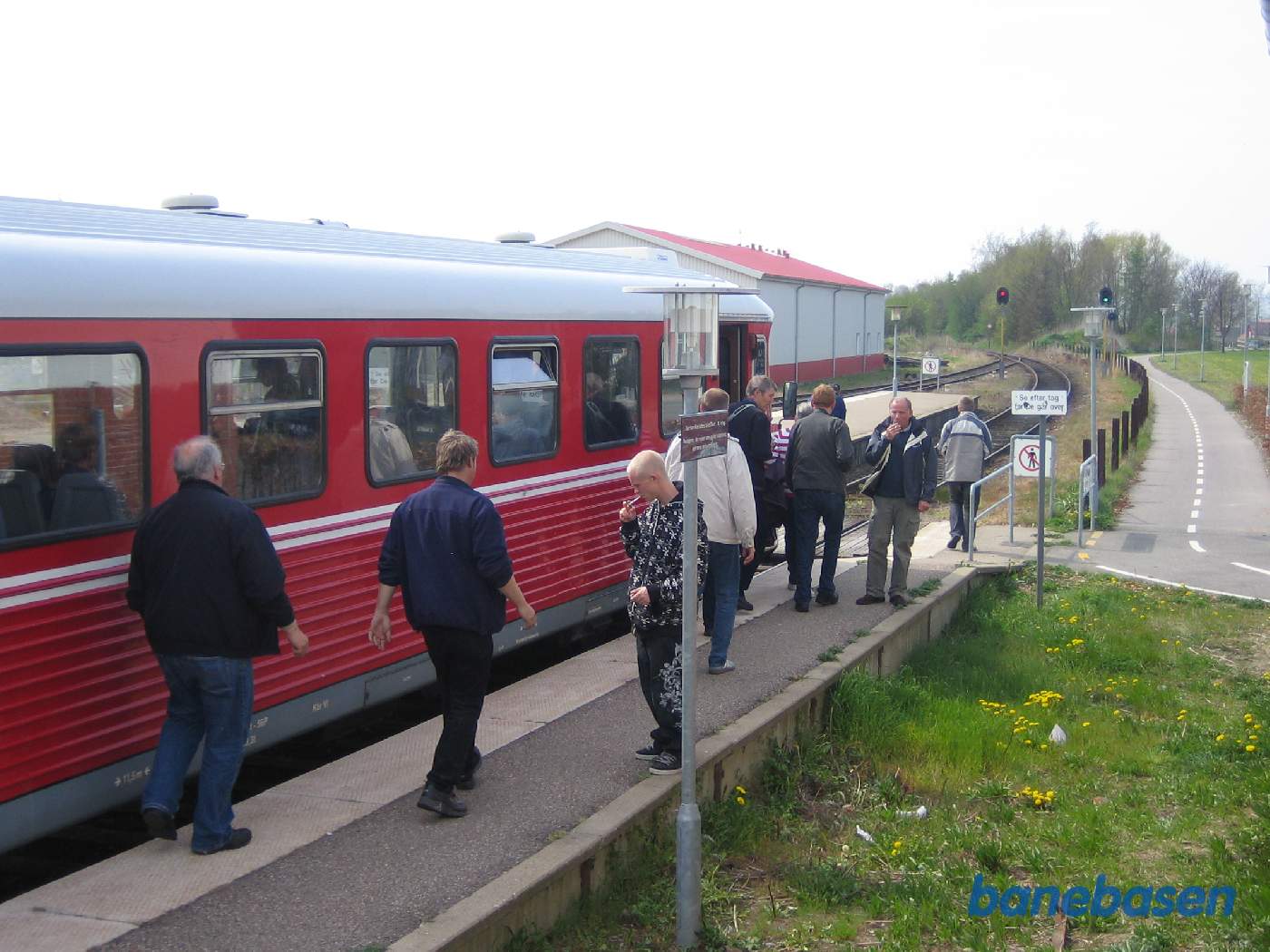 Y-toget er kommet til Asnæs, hvor der er et kort ophold for fotograferne