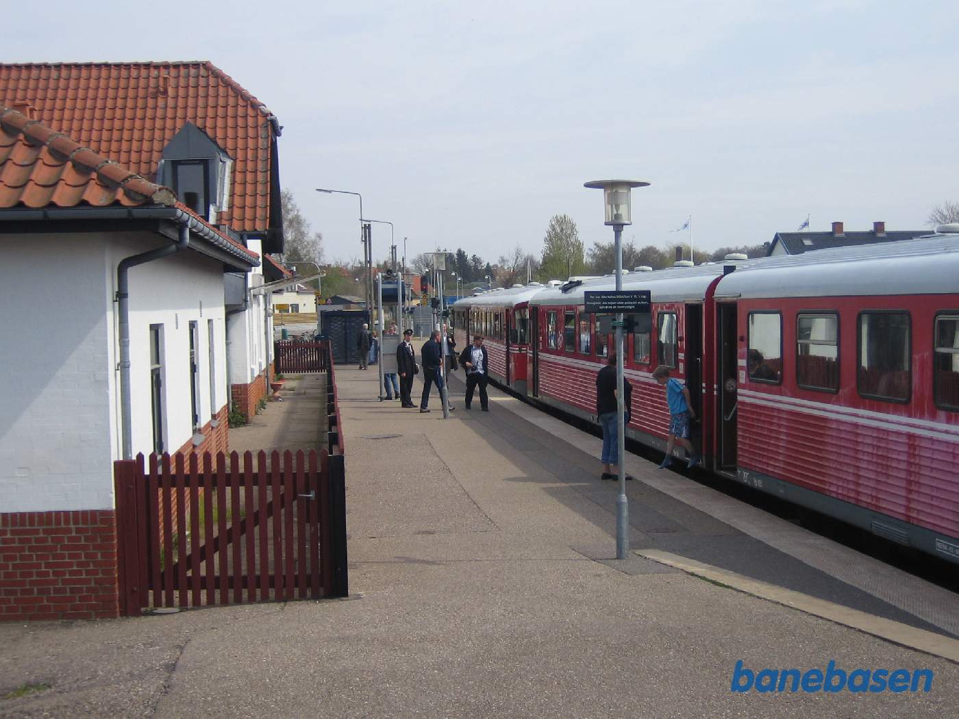 Y-toget er kommet til Asnæs, hvor der er et kort ophold for fotograferne Y-toget er kommet til Asnæs, hvor der er et kort ophold for fotograferne