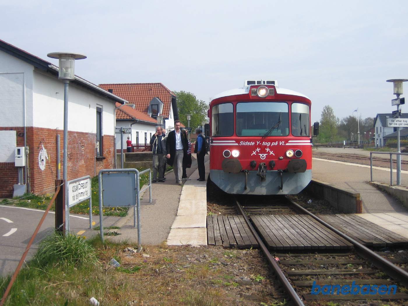 Y-toget er kommet til Asnæs, hvor der er et kort ophold for fotograferne