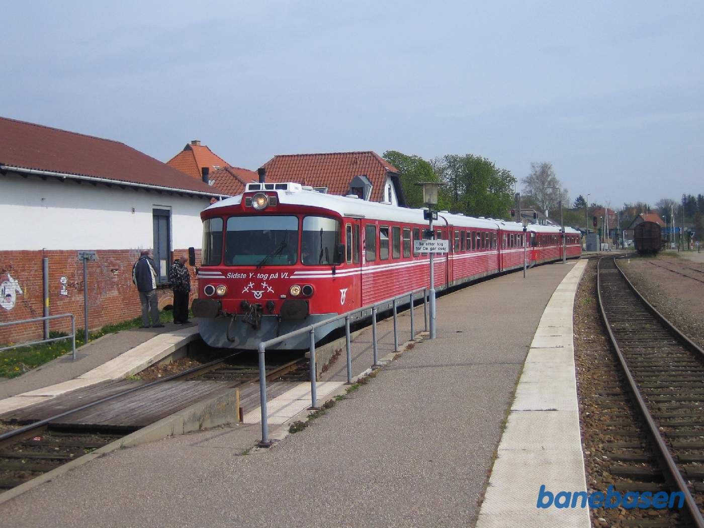 Y-toget er kommet til Asnæs, hvor der er et kort ophold for fotograferne