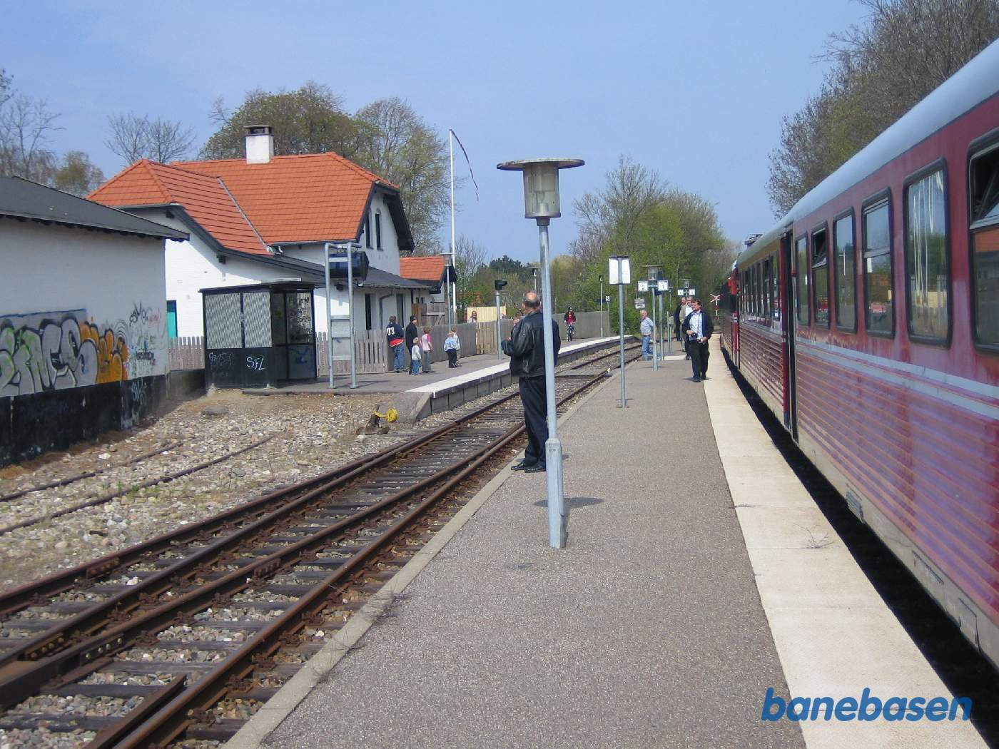 Y-toget er kommet til Fårevejle, hvor der er et kort ophold for fotograferne