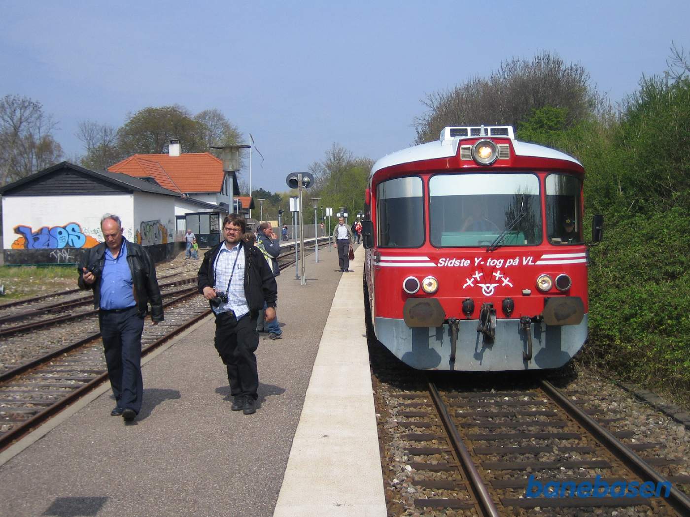 Y-toget er kommet til Fårevejle, hvor der er et kort ophold for fotograferne Y-toget er kommet til Fårevejle, hvor der er et kort ophold for fotograferne