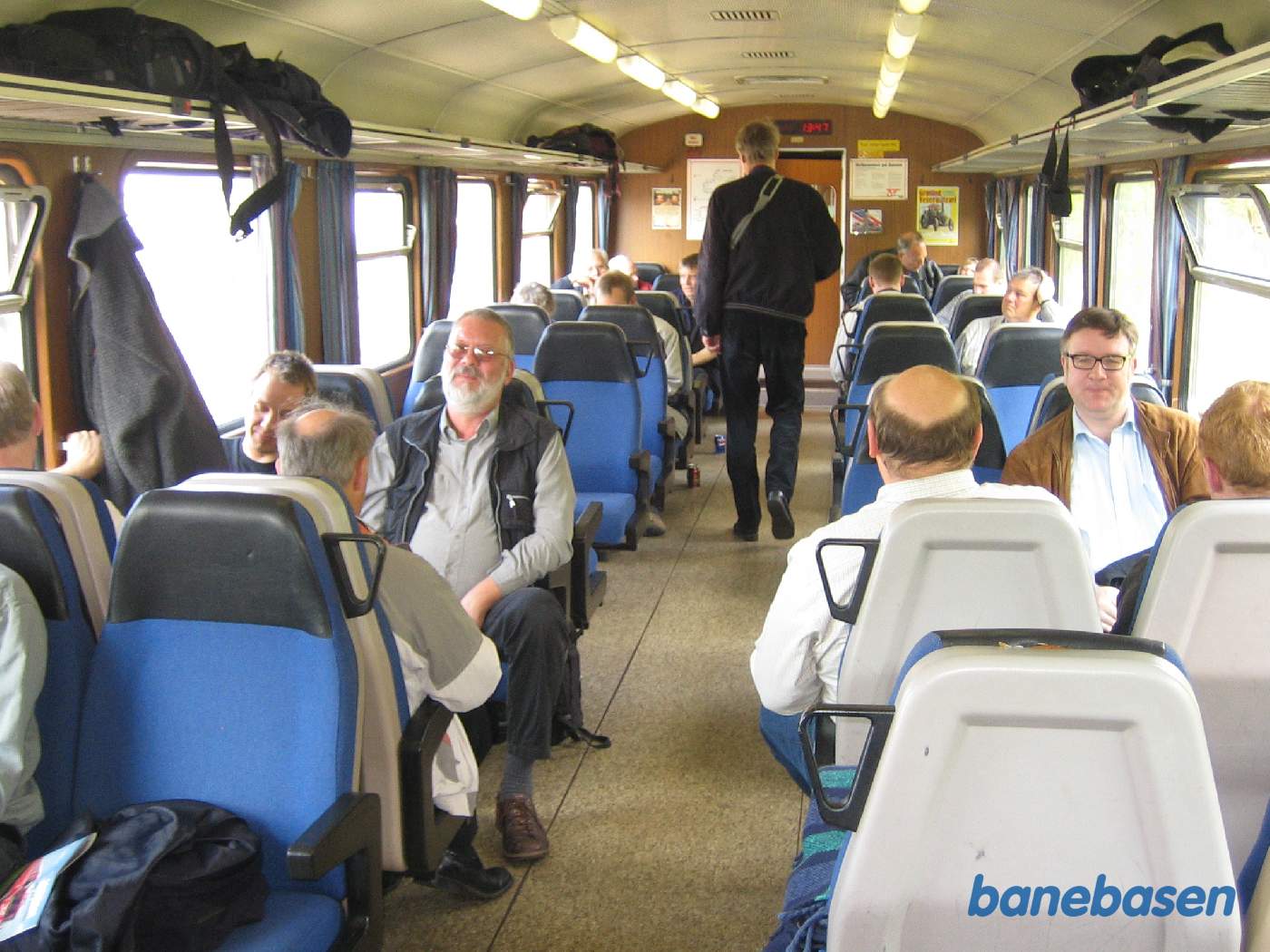 Billede af togvognen indefra med de mange glade rejsende