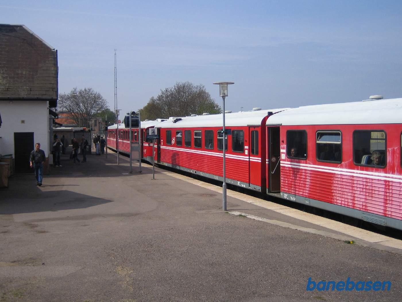 Y-toget er kommet til Svinninge, hvor vi afventer krydsning med tog mod Nykøbing Sj Y-toget er kommet til Svinninge, hvor vi afventer krydsning med tog mod Nykøbing Sj