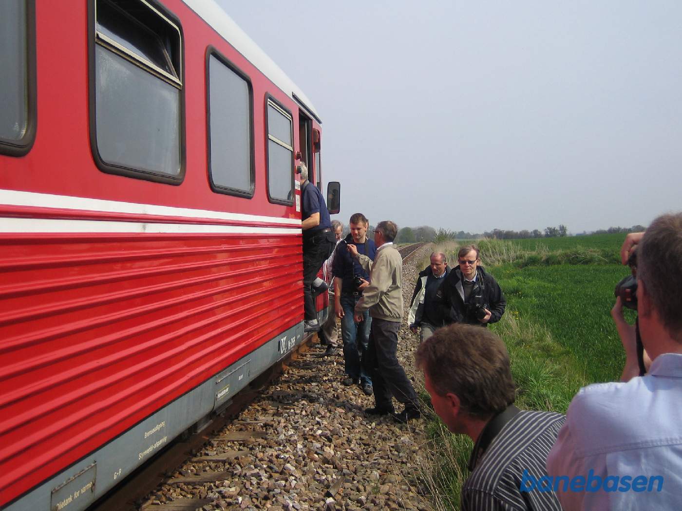 Fotostop ude på strækningen mellem Svinninge og Mårsø. Fotograferne stiger på toget igen
