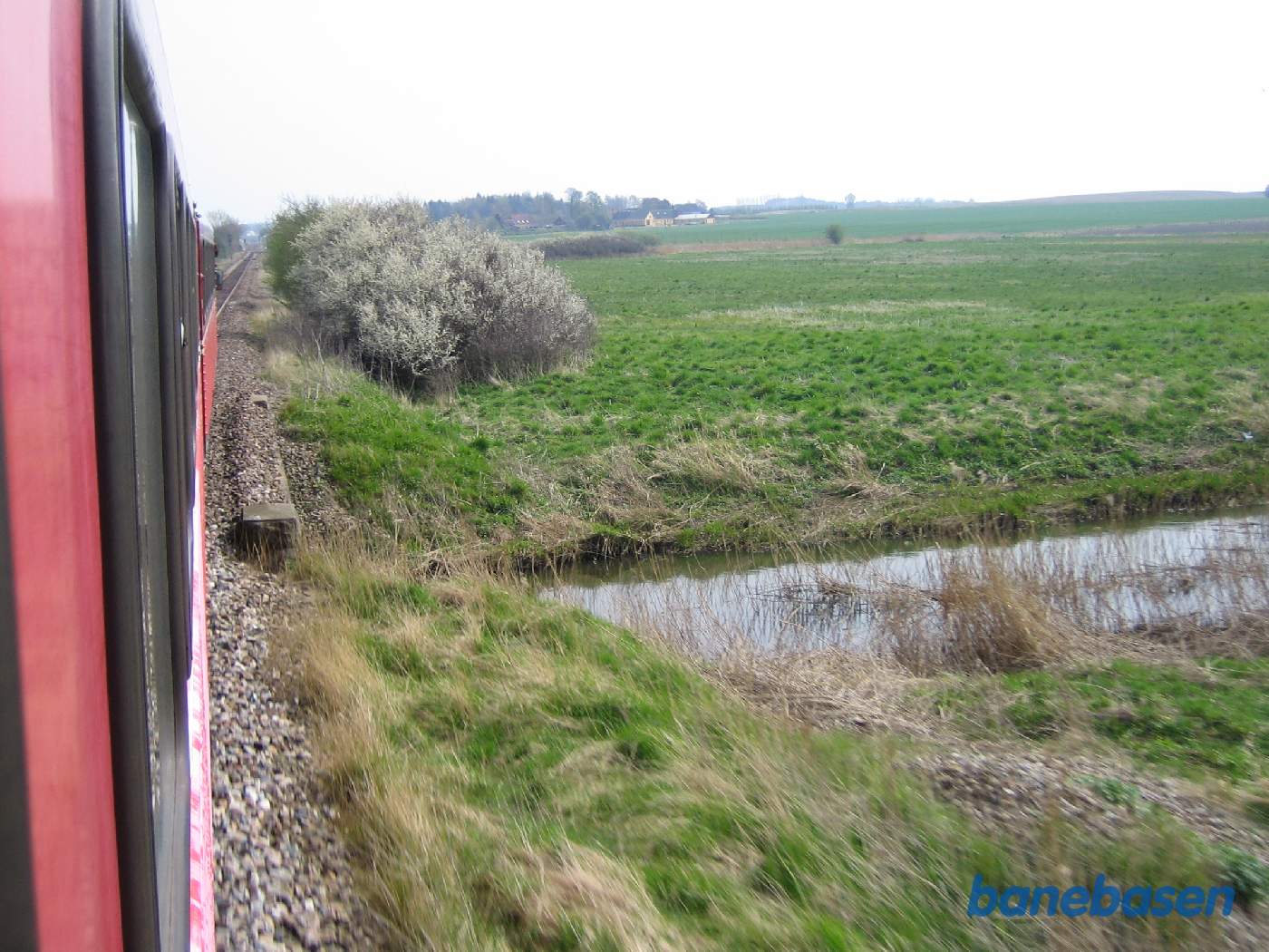 Vi krydser et vandløb og kan lige skimte Mårsø station længere fremme