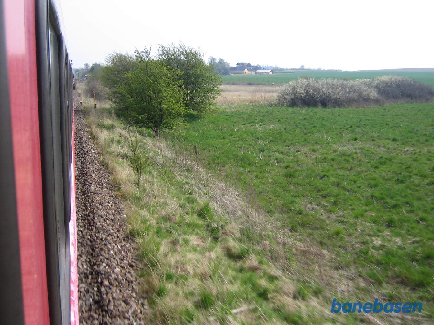 På vej ind på stationen. En Y-togs motorvogn i sidesporet kan svagt ses bag træerne