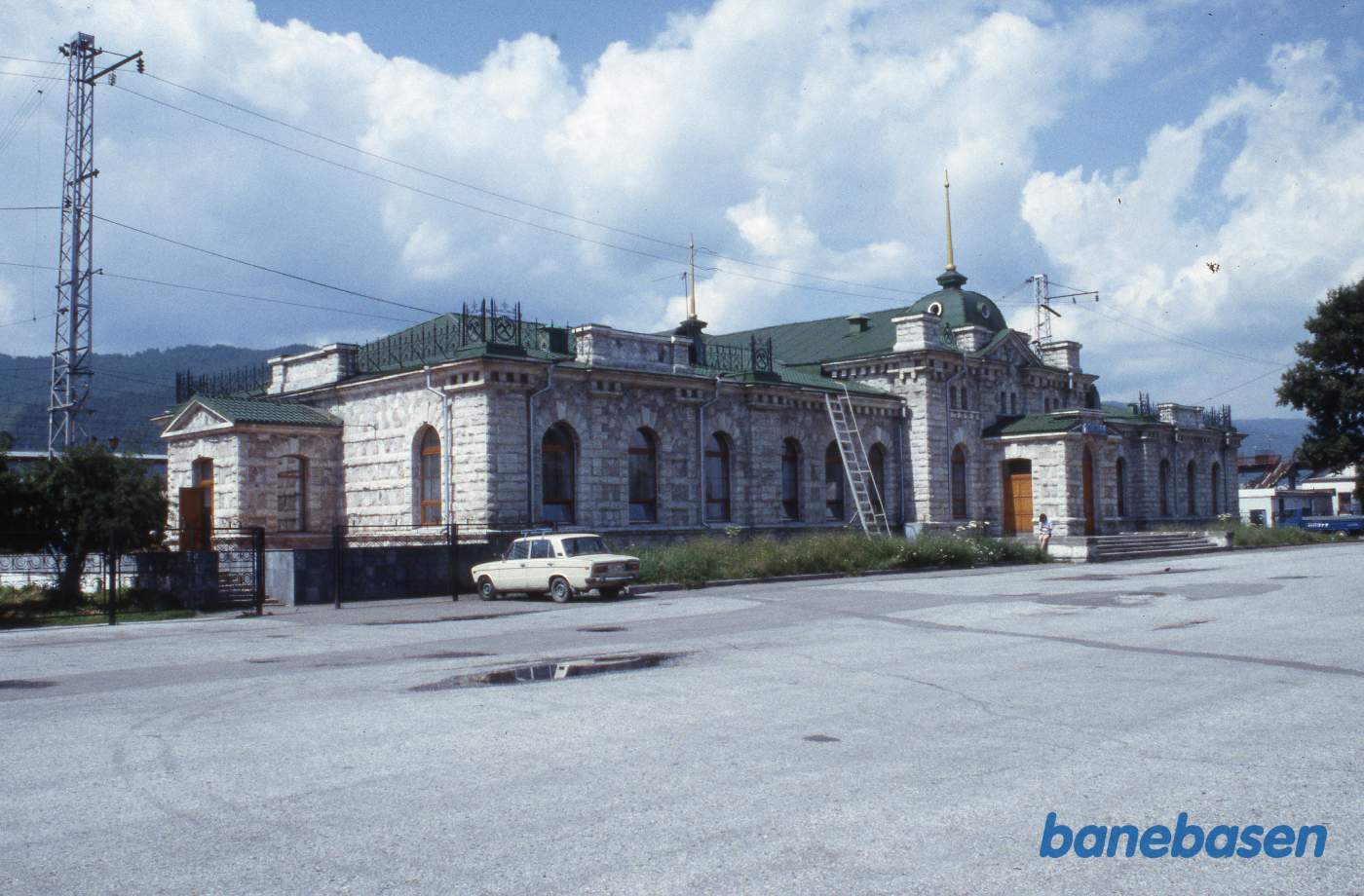 Den fine stationsbygning, opført i hvid marmor, set fra gaden