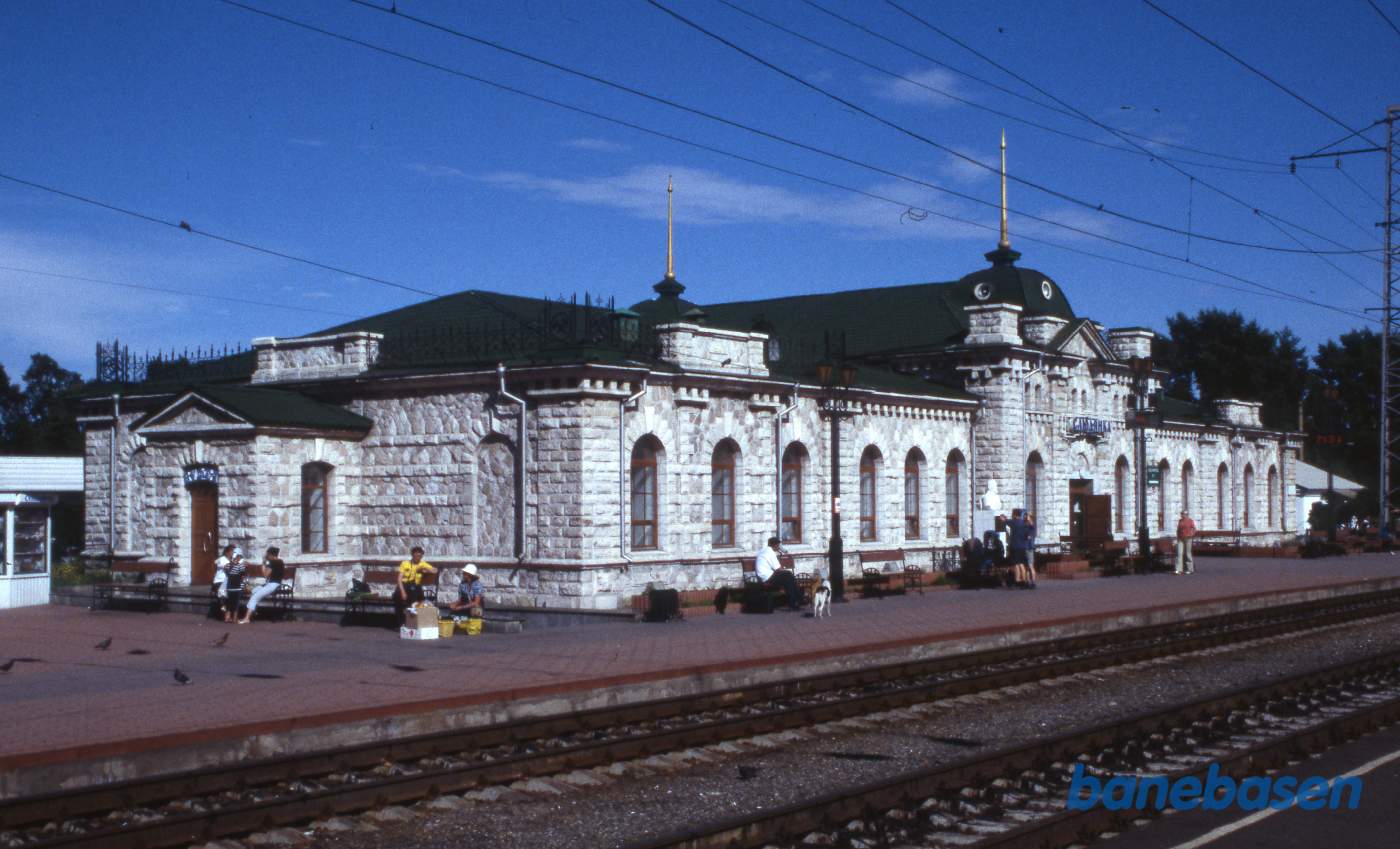 Den fine stationsbygning, opført i hvid marmor, set fra perronen