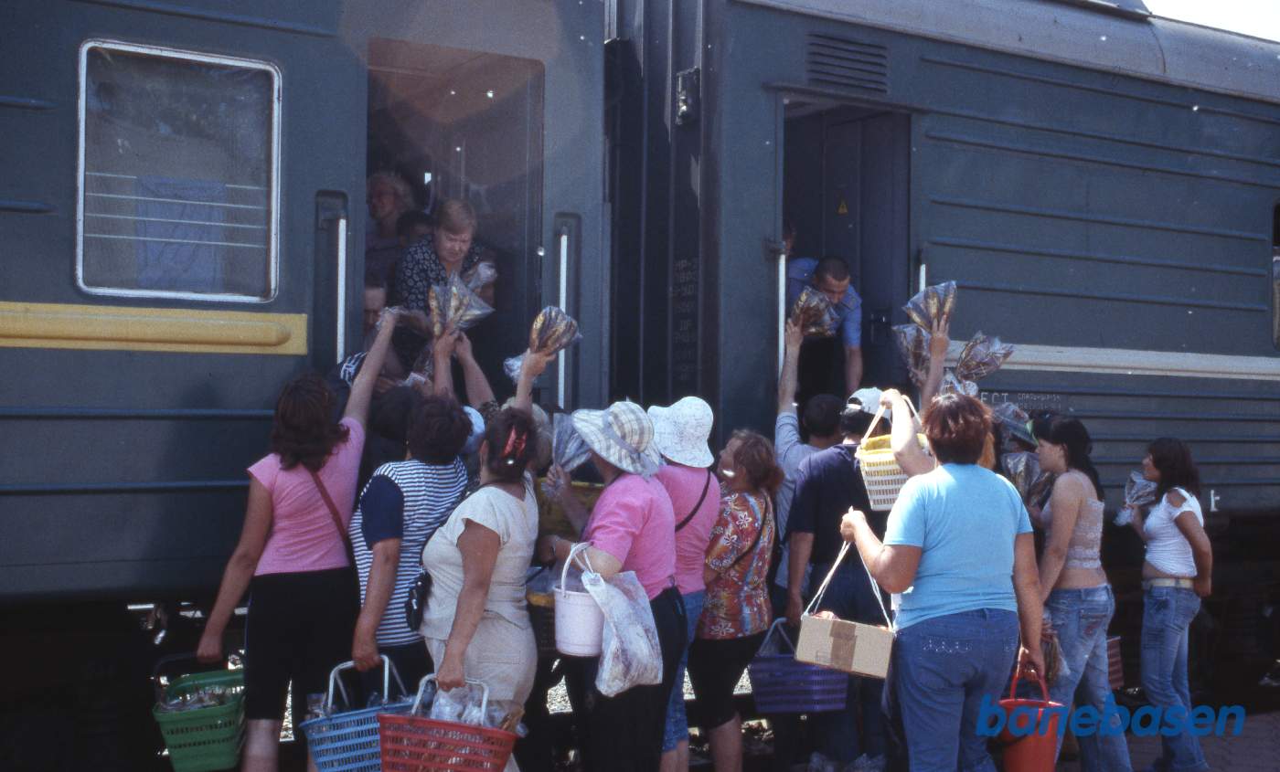 Næste tog ankommet og fuld gang i salg af mad og drikke til passagererne på toget