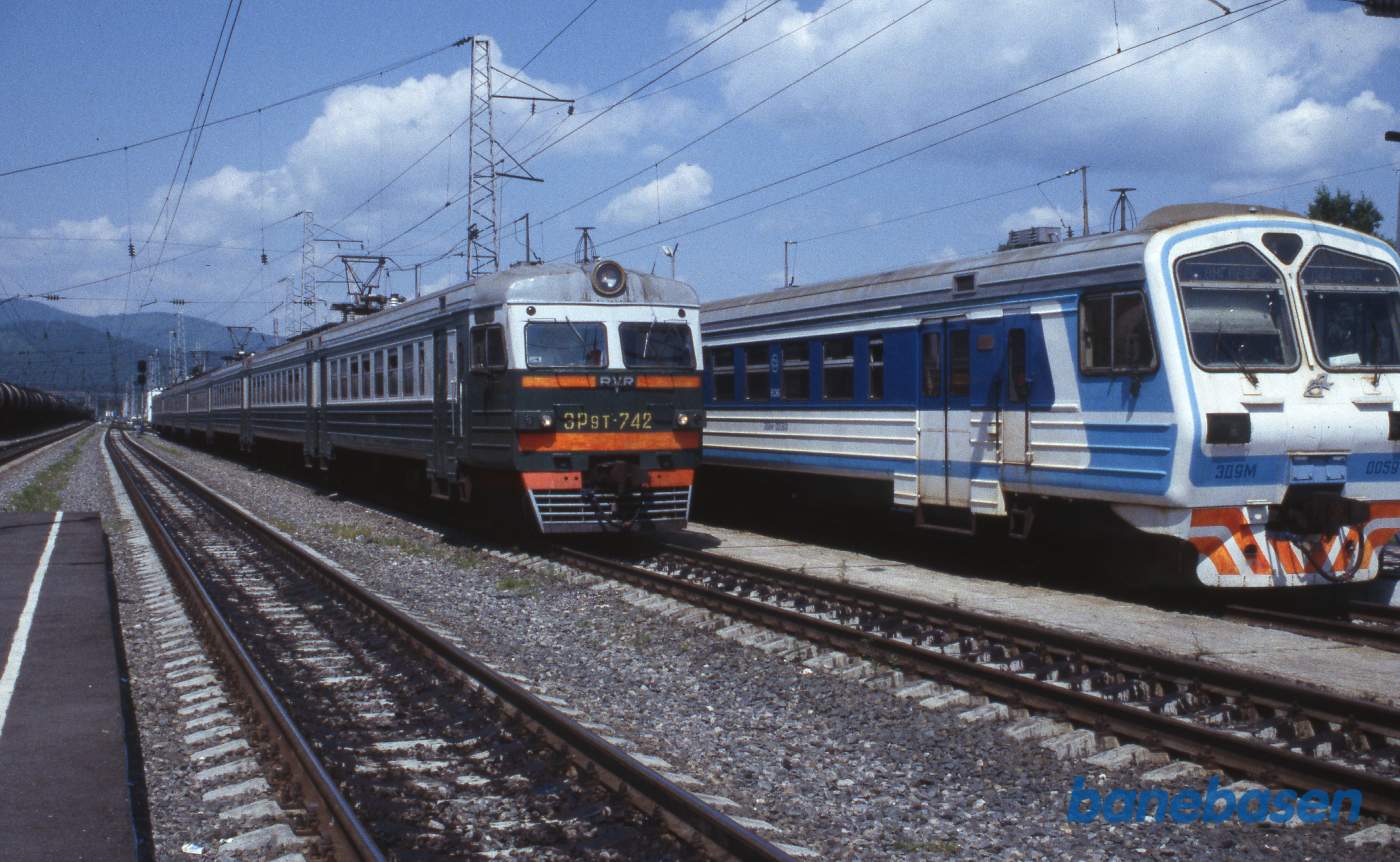 2 Persontog opstillet på sidesporene