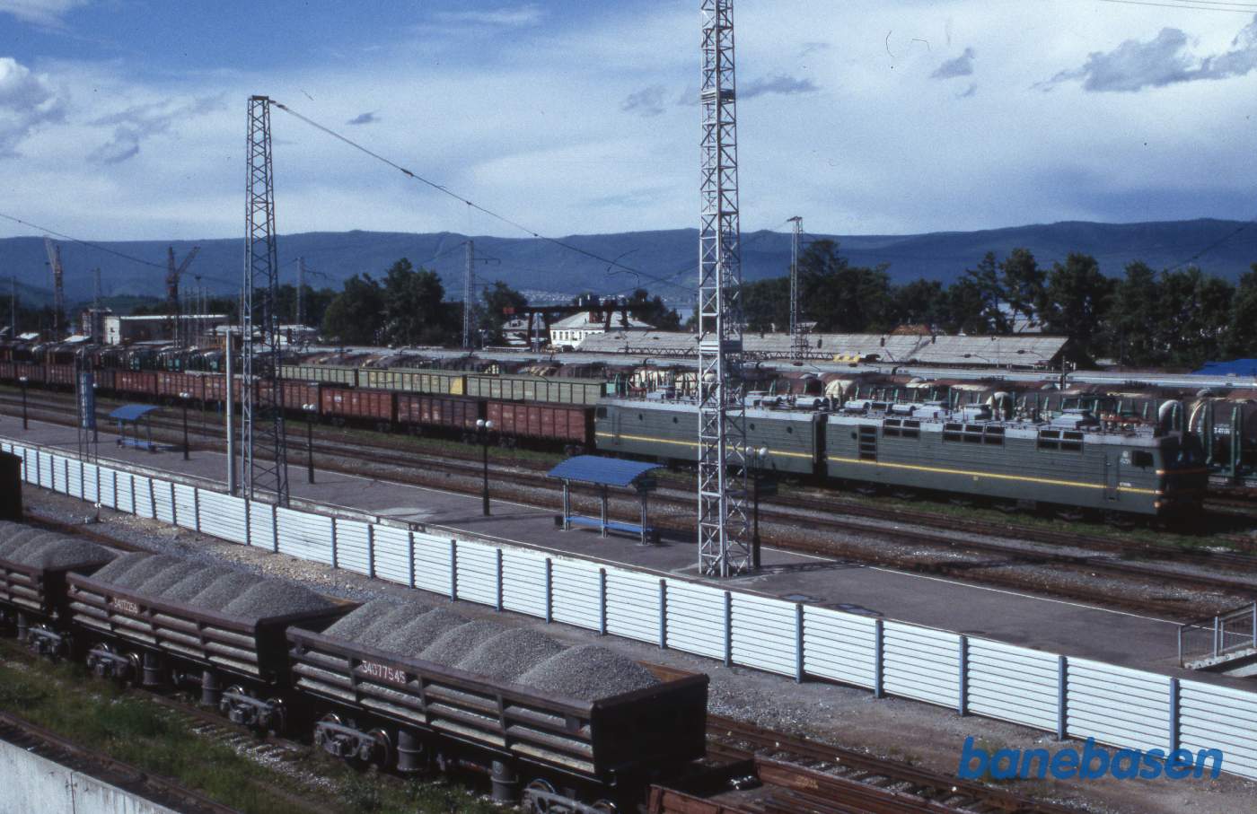 Et stort godstog på vej ind i sidesporene i retning mod Ulan-Ude, set oppe fra den lange gangbro