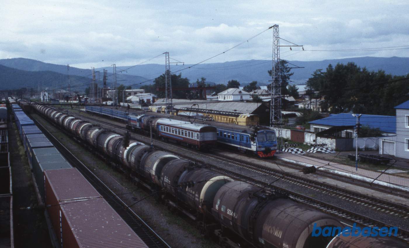 Et vue ud over stationen i retning mod Irkutsk, set fra den lange gangbro over banen