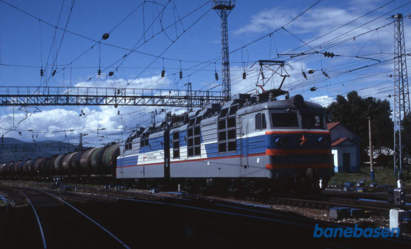 Et stort godstog med tankvogne