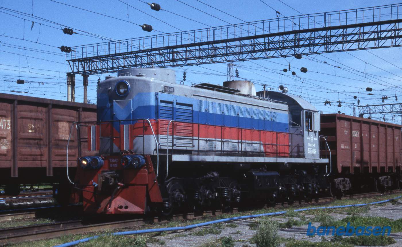 Et diesellokomotiv med åbne godsvogne