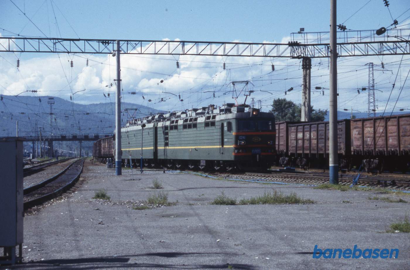 Et godstog på vej mod Ulan-Ude. Den lange gangbro over banen ses midt i billedet