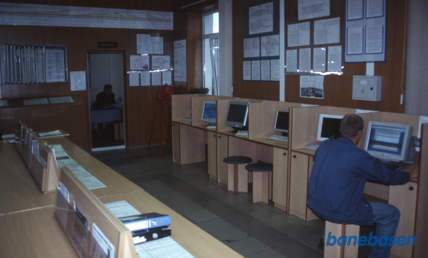 Lokomotivpersonalets stue med computerskærme, hvor de kan hente de ting de skal bruge på dagen