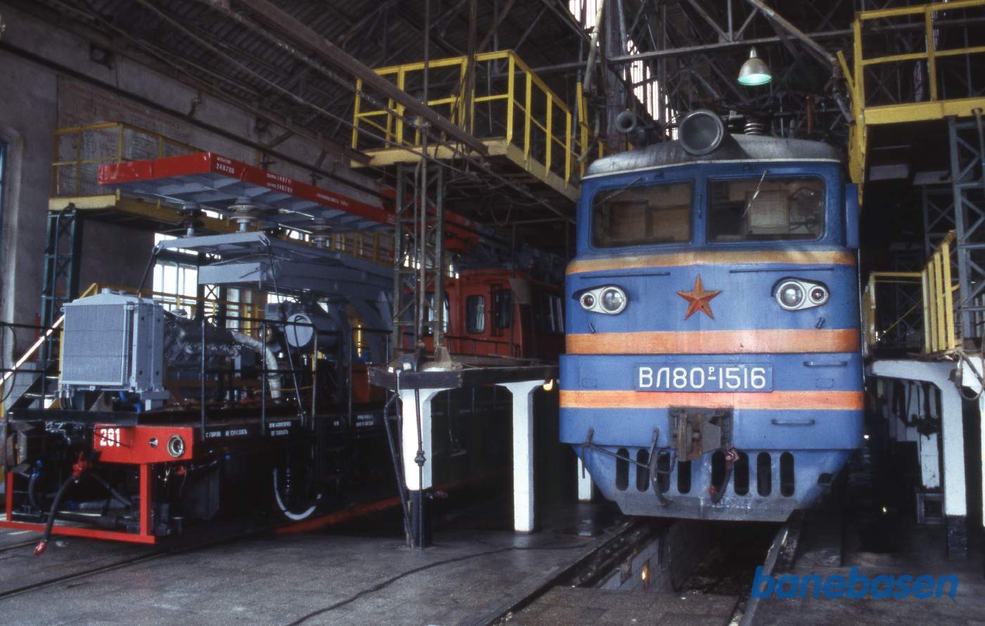 Et kig ind i værkstedet, hvor der holder et elektrisk dobbelt lokomotiv