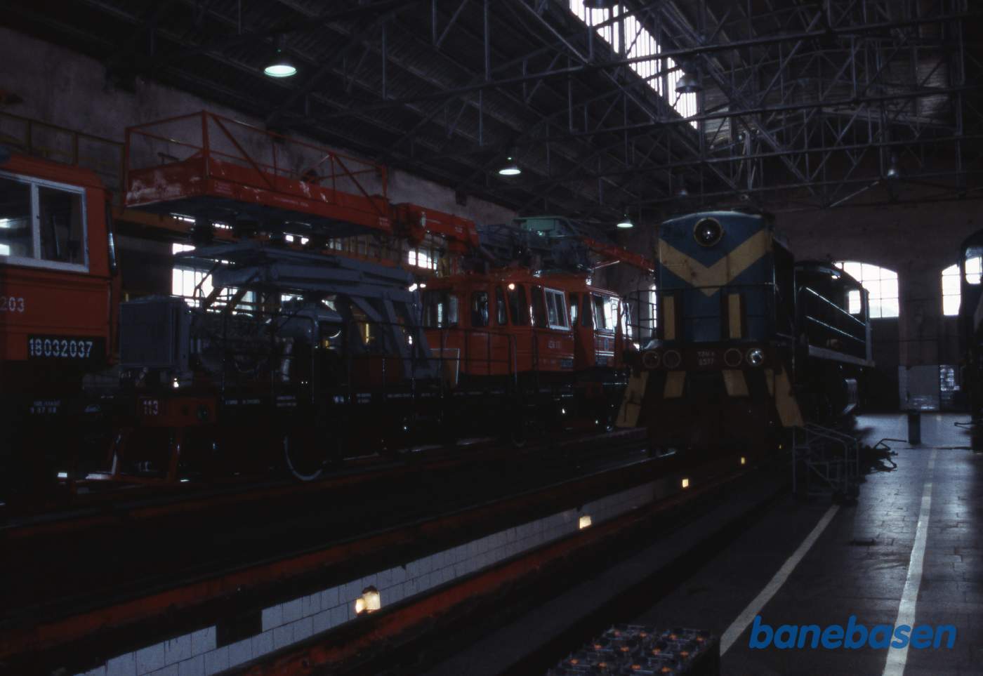 Et kig ind i værkstedet, hvor der holder et diesellokomotiv