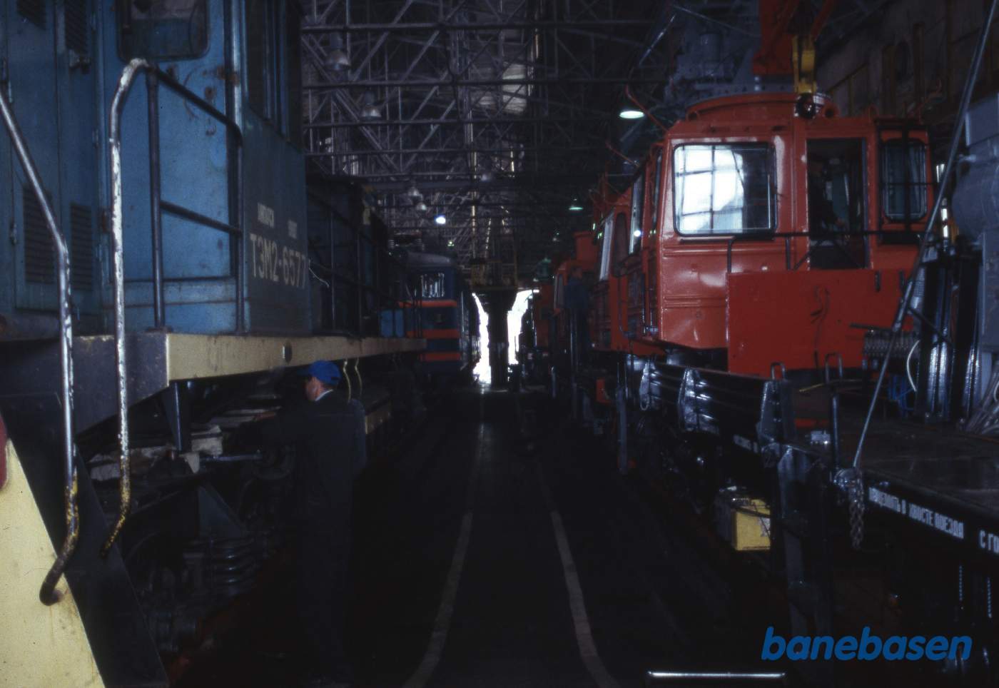 Et kig ind i værkstedet, hvor der holder et diesellokomotiv