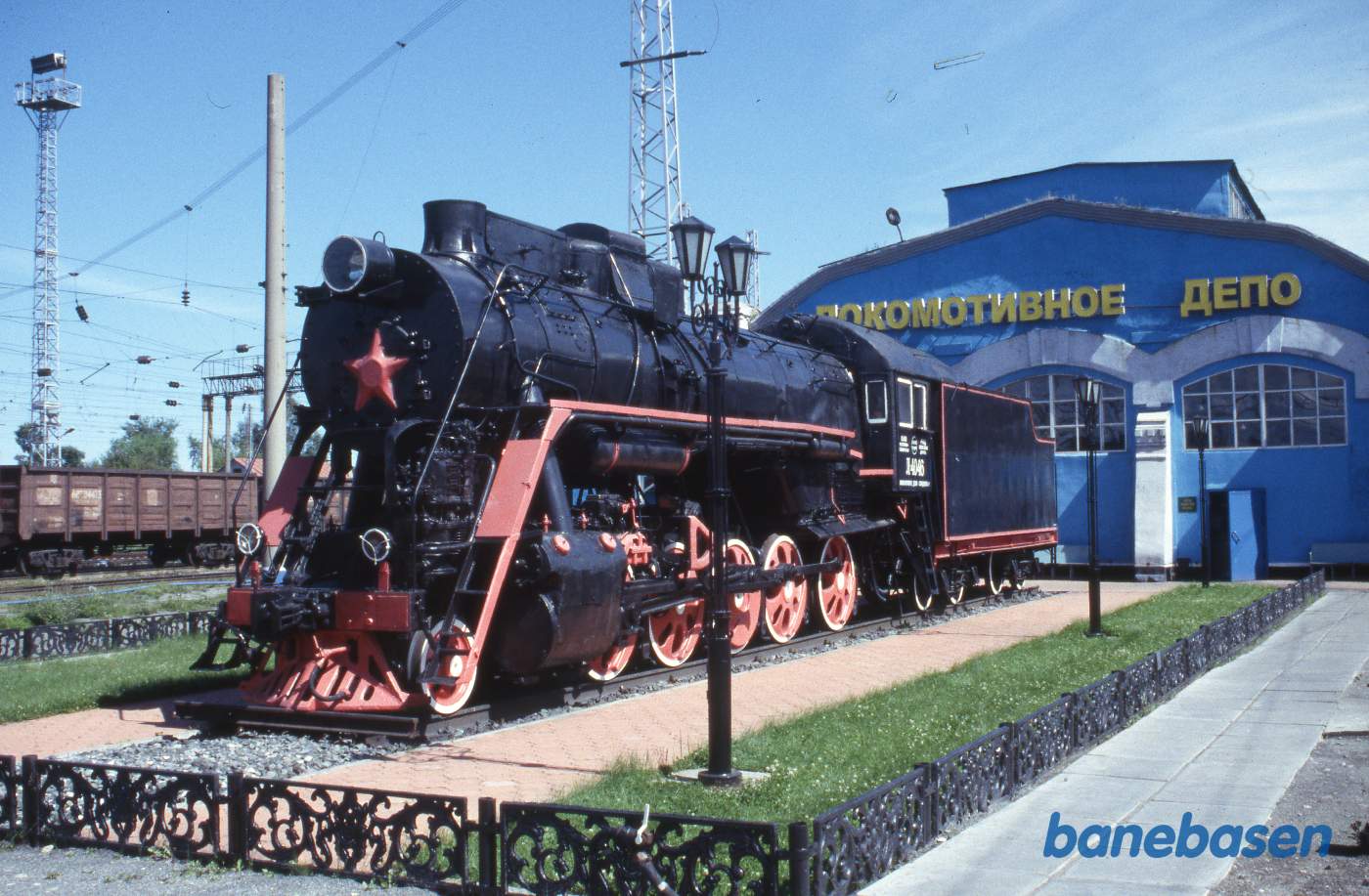 Udenfor depotet er opstillet et damplokomotiv på en sporramme