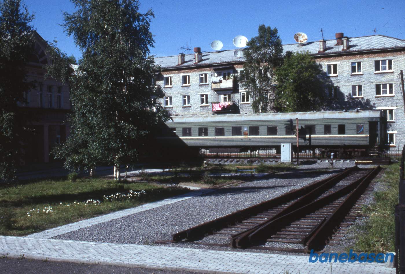 En personvogn opstillet ved jernbaneskolen