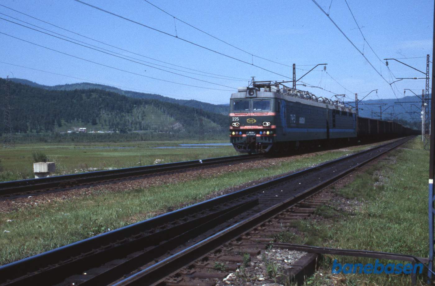 Et godstog på vej ind på stationen fra Irkutsk
