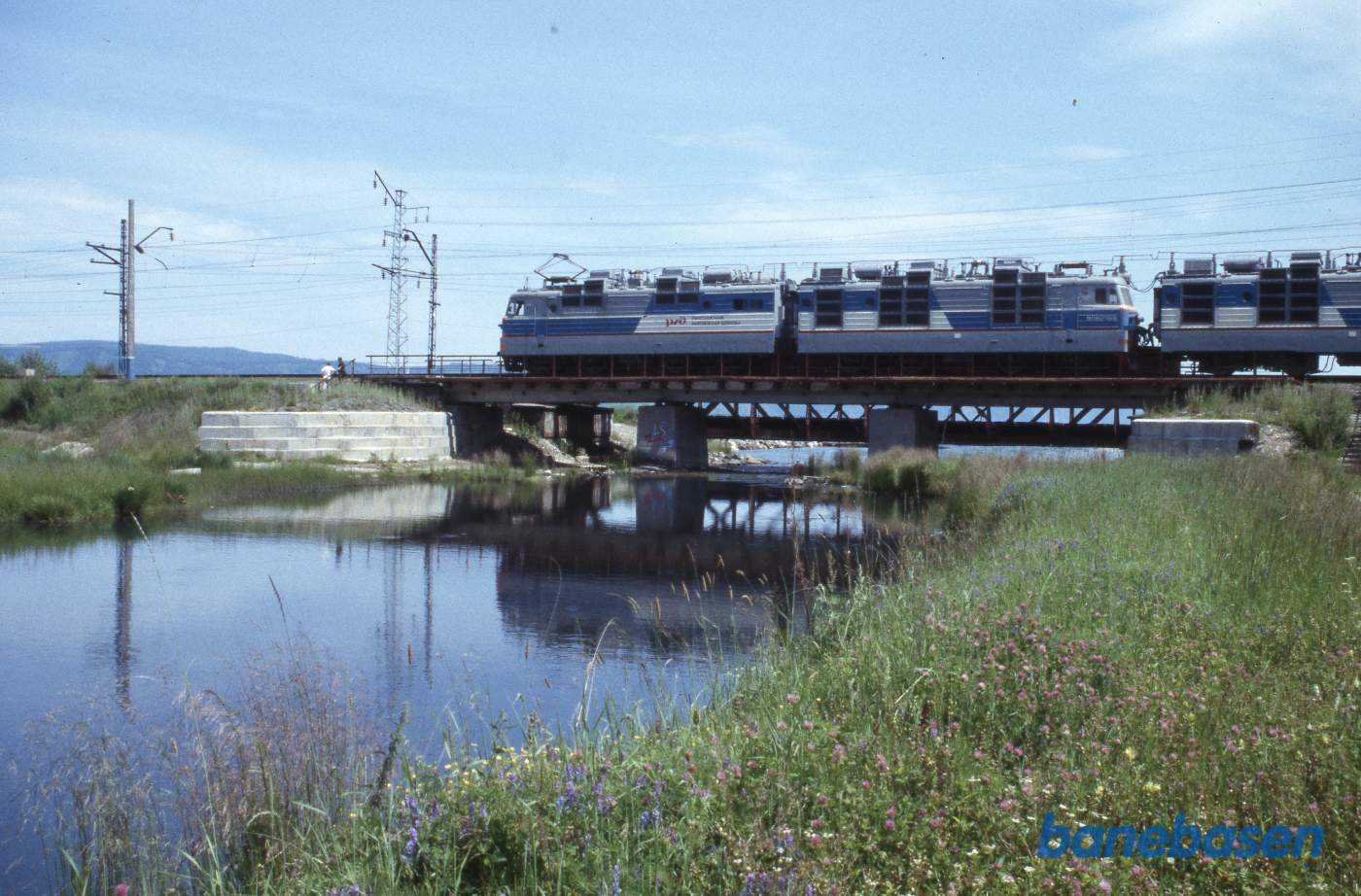 Et godstog på vej mod Irkutsk. Baikalsøen ligger bag broen