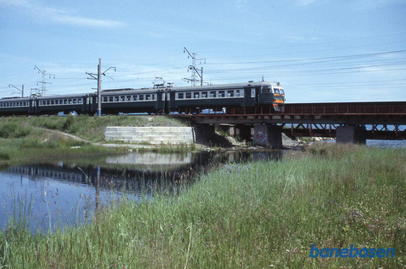 Et persontog på vej fra Irkutsk. Baikalsøen ligger bag broen