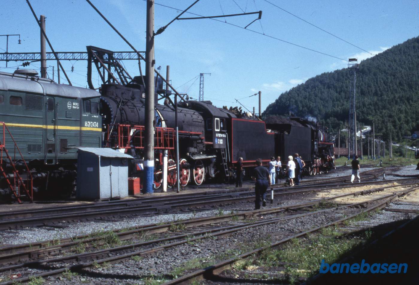 De 2 damplokomotiver holder ved depotet og ved at blive klargjort til turistkørsel til Irkutsk og Port Baikal