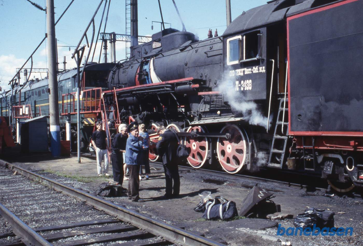 De 2 damplokomotiver holder ved depotet og ved at blive klargjort til turistkørsel til Irkutsk og Port Baikal